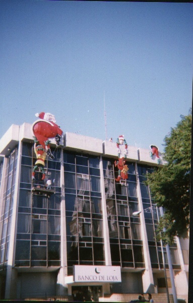 decoracion navideade fachada del banco de loja