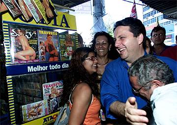 Olha que traveco gostoso! Vou comrpar essas revistas com a grana que era pra ter sido gasta no combate ao mosquito da dengue, com a educao, com a sergurana pblica...