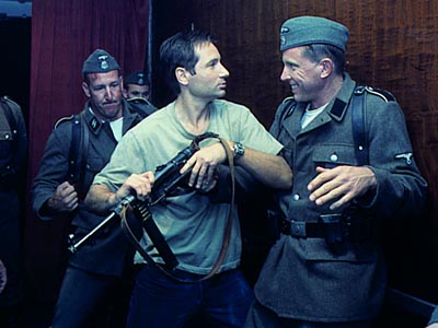 Mulder caught by German soldiers