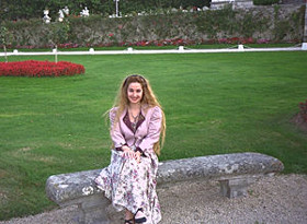 [Marina in giardino]