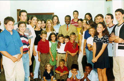 Raul Teixeira junto a algunos componentes del grupo de jvenes de Bocairente, Orihuela y Villena.