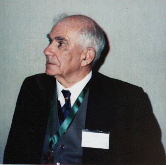 Dr Davie at a lecture in Edmonton,
Alberta, in 1990: Photograph Copyright Milson Macleod, 1990