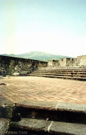 Les marches du thatre, au fond, la montagne Pel qui veille... / The stairs of the theater, further, mount Pele, sleeping...