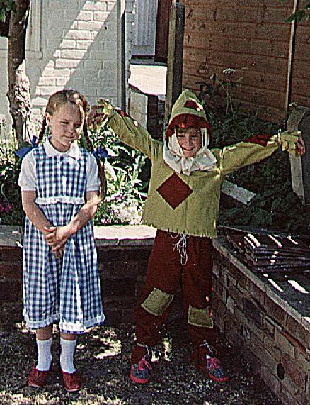 Dorothy and scarecrow.JPG (82566 bytes)