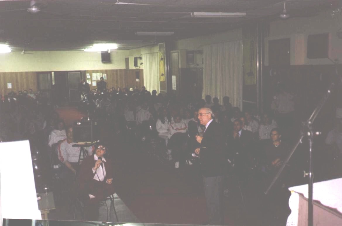 DR. MALINA EN PLENA CONFERENCIA