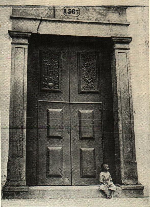 Porta da igreja matriz dos jesuítas no Rio de Janeiro, de construção iniciada em 1567 na poca da execução de Jacques Le Balleur. No alto da mesma, a data de sua fundação: 1567