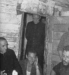 Mons. Morcillo en la barraca de Kiko cantando Laudes.