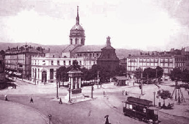 une place, un tramway, des passants passent