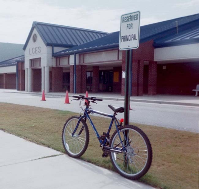 Mi bici estacionada enfrente de la primaria 'Langston Chappel'