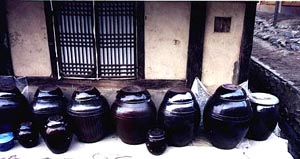 kimchi-pots.jpg (34276 bytes)