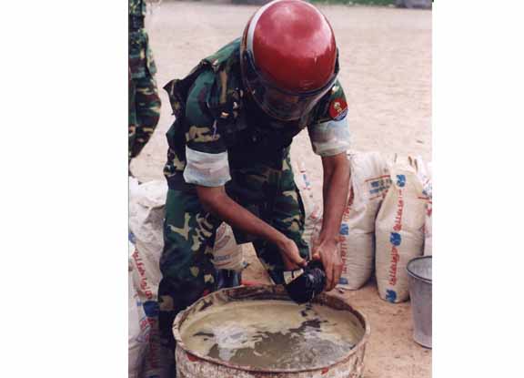 Army explosive expert seen defusing bomb from Ahmadiyya Central Mosque