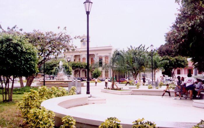 plaza.jpg (98393 bytes)