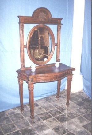 Dressing table 1 drawer in front of it