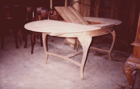 Oval extension dining table