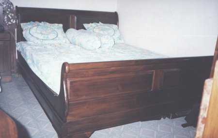 Queen size perahu bed