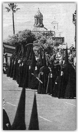 Nazarenos pasando por el puente de San Bernardo