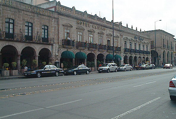 Los Portales, sobre la Av. Madero