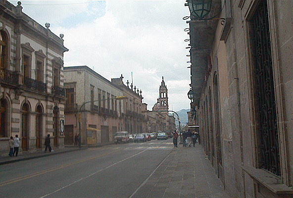 ... al fondo, Templo de las Monjas