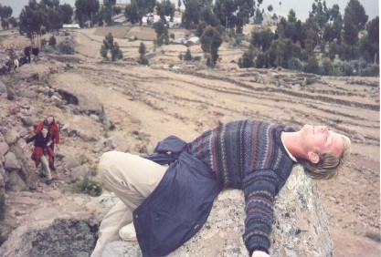 Charles aime mediter seul sur un rocher