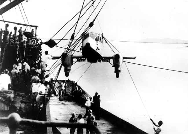 DH-89 being put onto barge (27593 bytes)