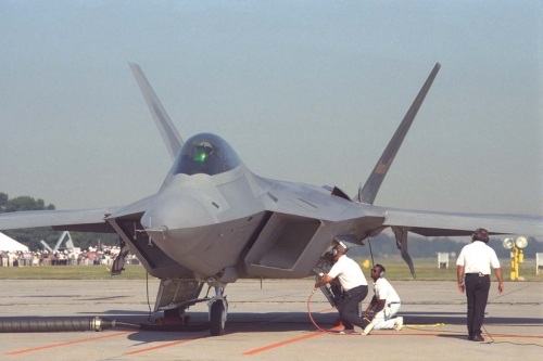 El primer F-22 antes de una demostracin