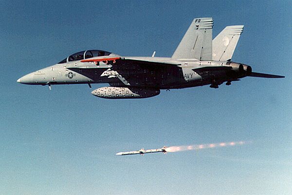 Un F/A-18F disparando un AIM-120 AMRAAM