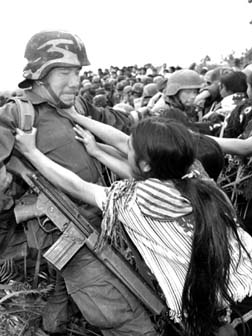 Ellas, pequeas, diminutas, armadas con esos brazos, con esas manos, los detuvieron en X'oyep Foto:Pedro Valtierra (La Jornada)