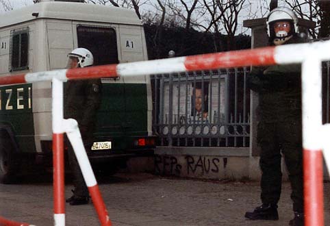 Republikaner-Zentrale unter Polizeischutz