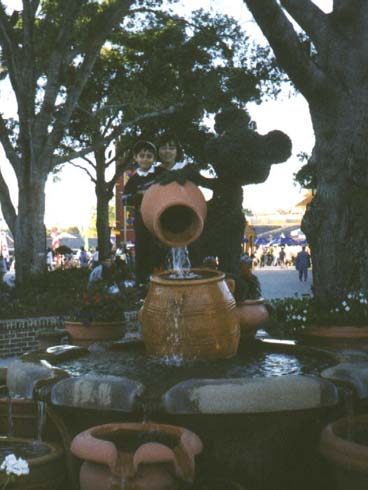 disney_1.jpg (34395 bytes)