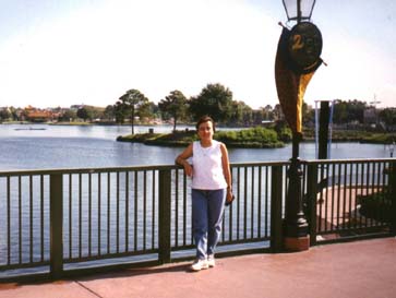 epcot_5.jpg (22374 bytes)