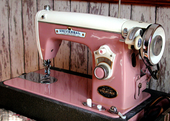 Universal De Luxe Streamliner Sewing Machine Model DST