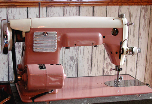 Universal De Luxe Streamliner Sewing Machine Model DST