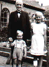 Farfar, Niels, Rita i haven i Hadsten ca. 1944