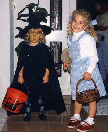 amandaashleyhalloween.jpg (38484 bytes)