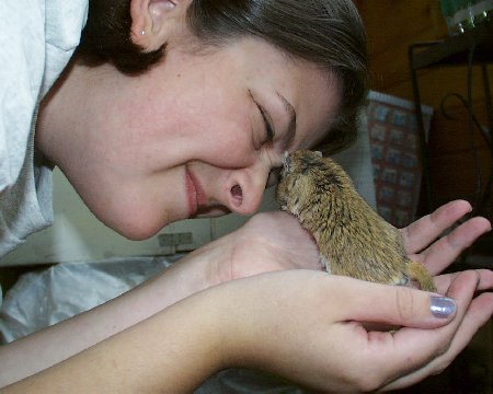 Gerbil kissing Marieke