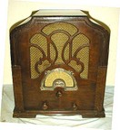 Picture of an antique radio.