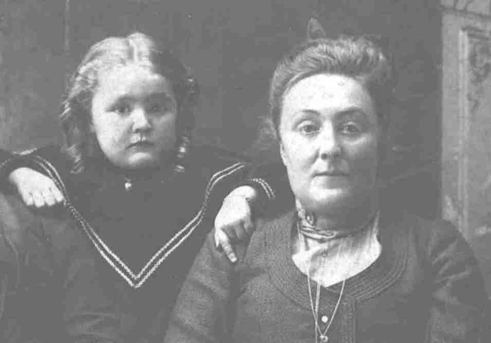 Ermina and Eva Mae Hollopeter