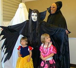 halloween girls and ghoul.jpg (17085 bytes)