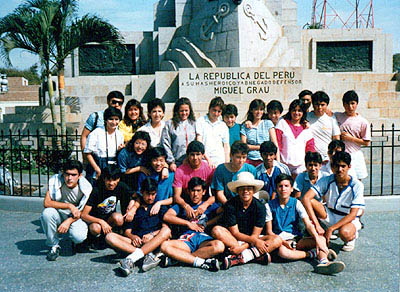 Frente al Monumento en Honor a Miguel Grau (1987)