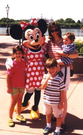 Bari and the kids with Minnie Mouse