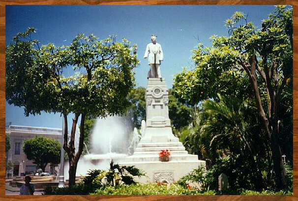 Otro Monumento en La Plaza Degetau