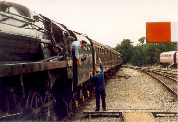 The 9F changing tokens at Horsted Keynes