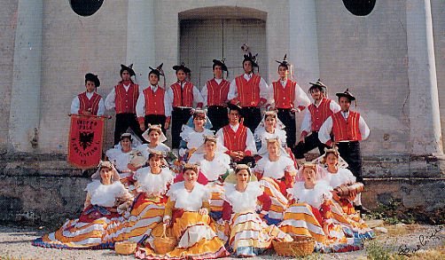 arberesh dance group in san cost.jpg (60718 bytes)