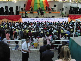 Many come forward to receive Jesus (photo)