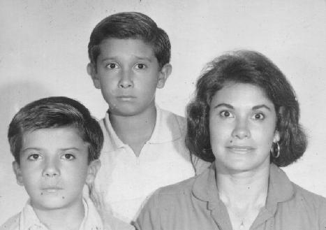 Mi mam Rebeca, mi hermano Arturo y yo.  Abril 1980.