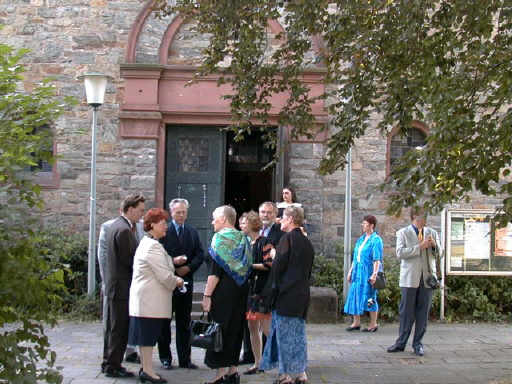 09_Kleine_Gruppe_vor_Kirche.jpg