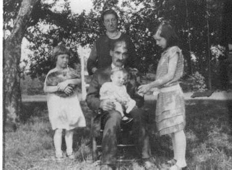 Image of Huff family in 1932