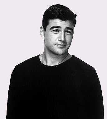 Click on cute Kyle Chandler to go to my Kyle Chandler site!