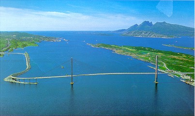 Helgelandsbrua mellom Leirfjord (til hyre) og Alstahaug., med Dnnamannen i bakgrunnen.