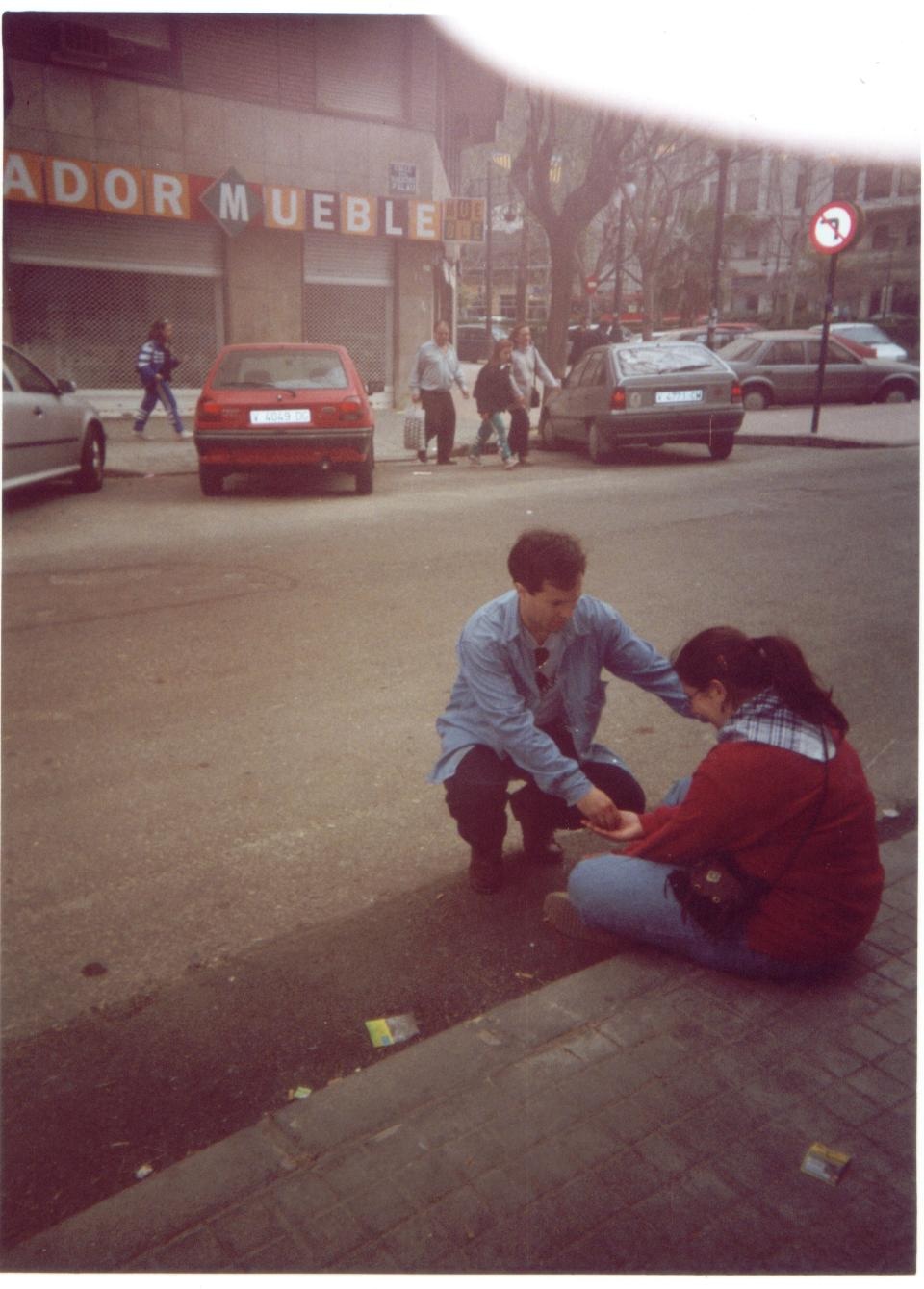 nefe pidiendo limosna en la calle y recibiendo unas monedas de Arbi